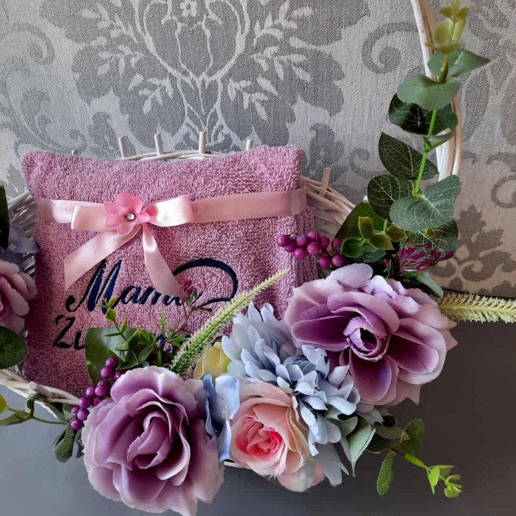 prezent dla mamy fioletowy personalizowany ręcznik z imieniem haftyok.pl