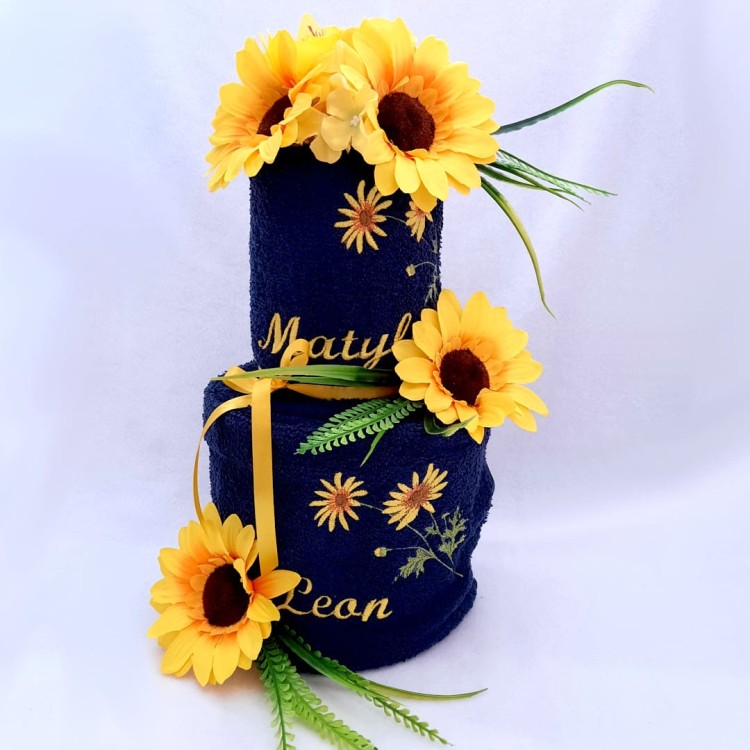 tort z ręczników granatowych haft słonecznika haftyok.pl