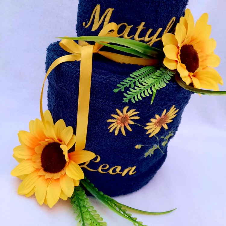 tort z ręczników granatowych haftowane imiona haftyok.pl