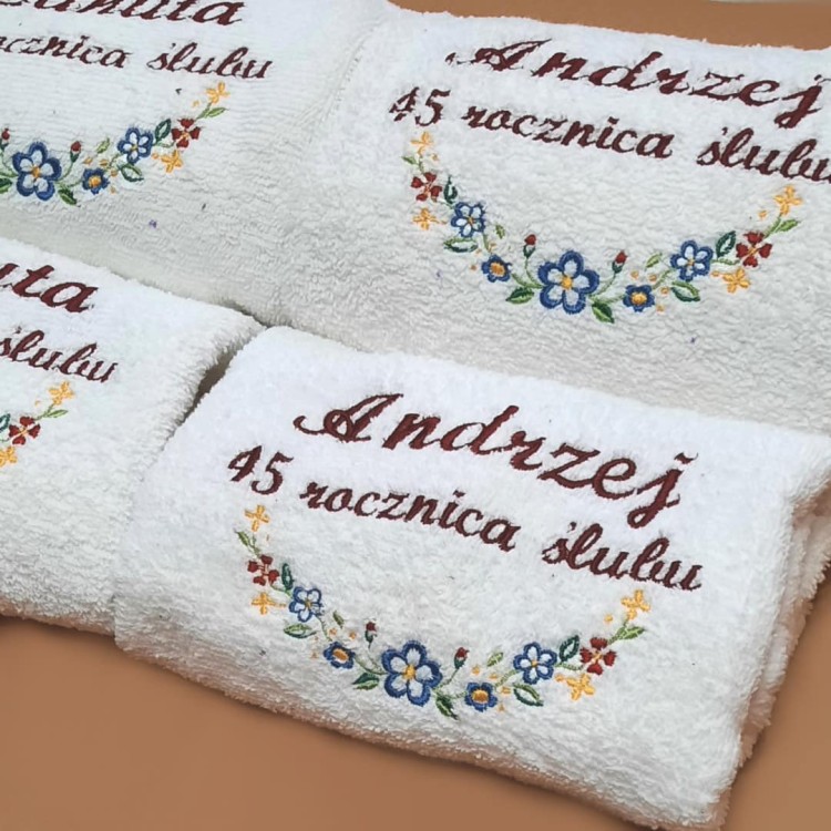 komplet białych ręczników z haftem folk na rocznicę ślubu haftyok.pl