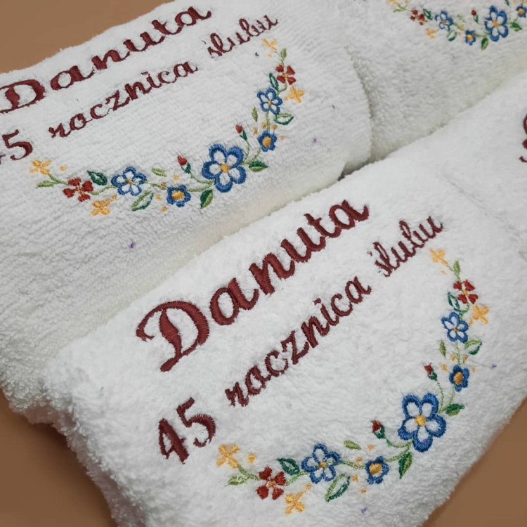 komplet białych haftowanych ręczników na rocznicę ślubu haftyok.pl