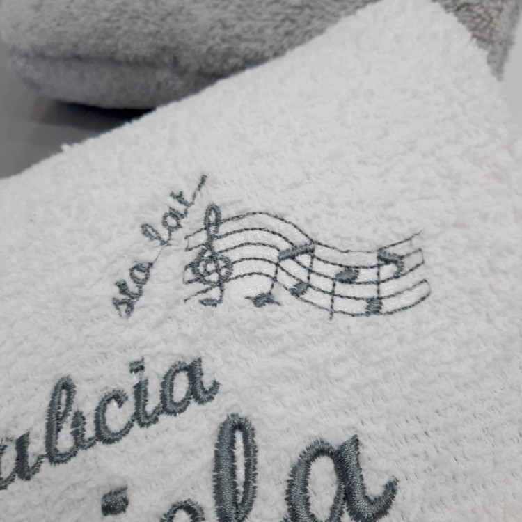 biały personalizowany ręcznik dla babci haftyok.pl