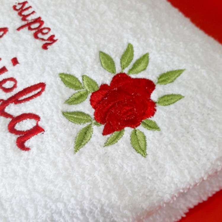 biały ręcznik z haftowaną różą haftyok.pl