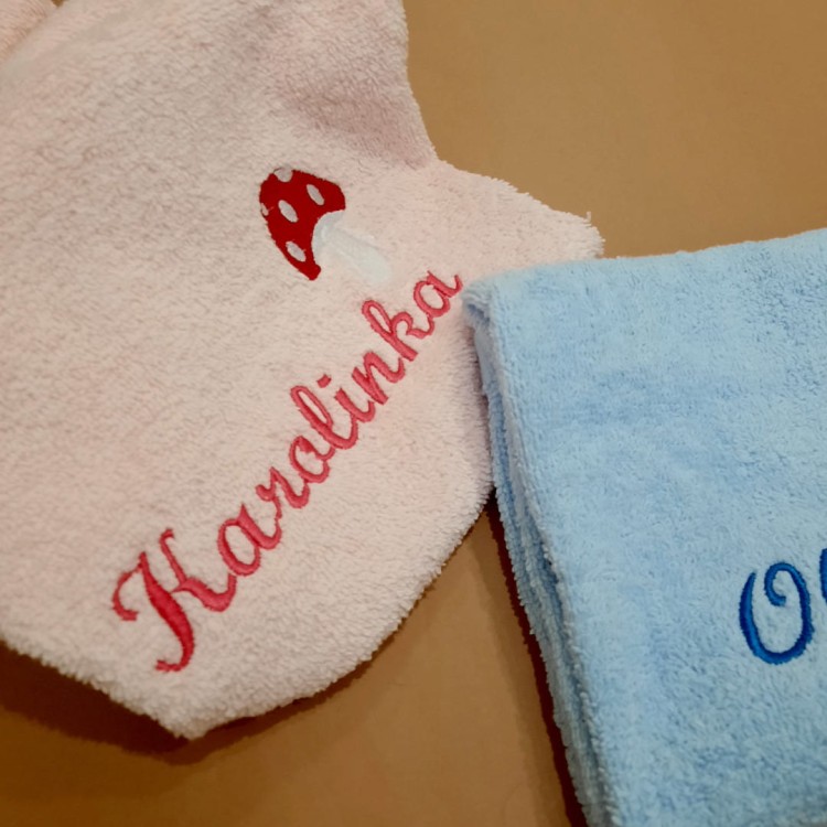 ręcznik dla dzieci z imieniem i haftem muchomorka haftyok.pl
