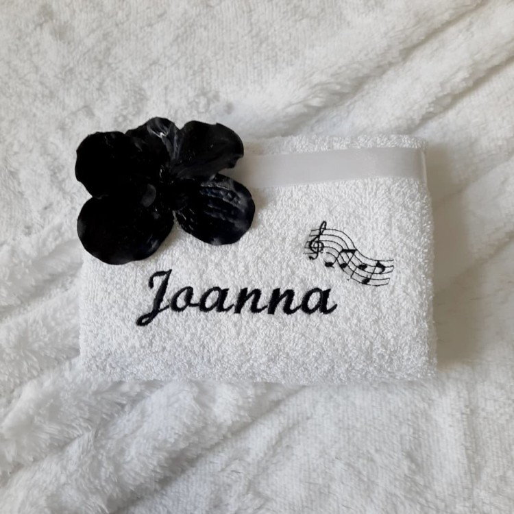 biały ręcznik z imieniem joanna i motywem nuty haftyok.pl