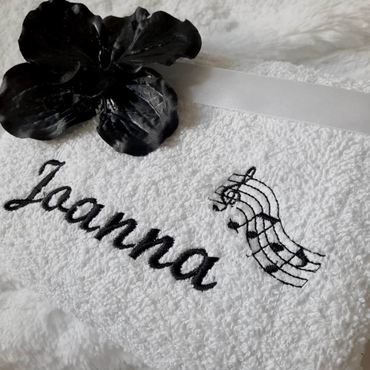 biały ręcznik z imieniem joanna i motywem nuty haftyok.pl