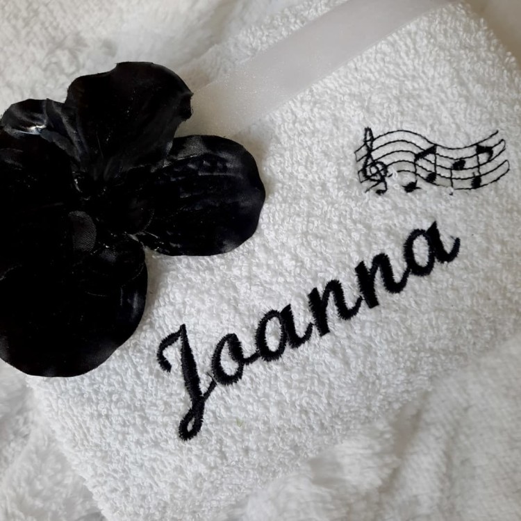 biały ręcznik z imieniem joanna i motywem nuty haftyok.pl