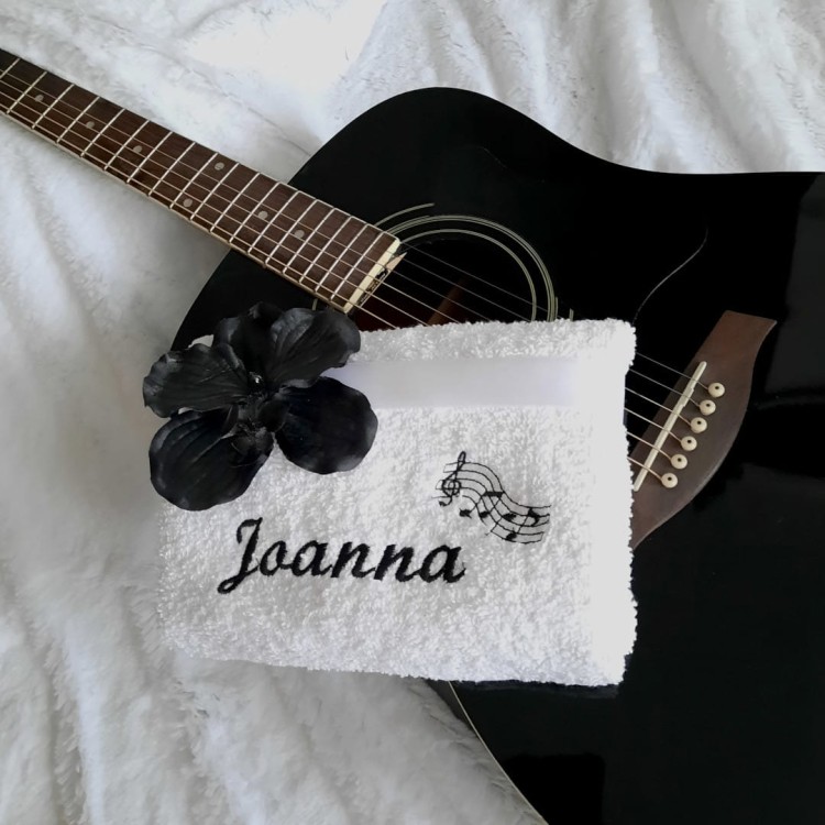 biały ręcznik z imieniem joanna i motywem nuty haftyok.pl