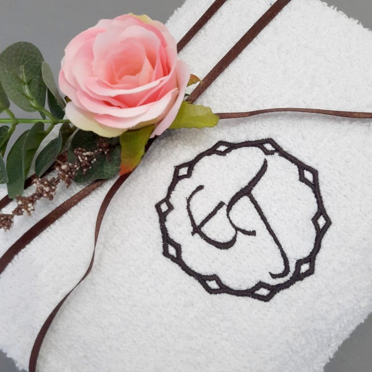 na prezent biały ręcznik z brązowym haftowanym monogramem haftyok.pl