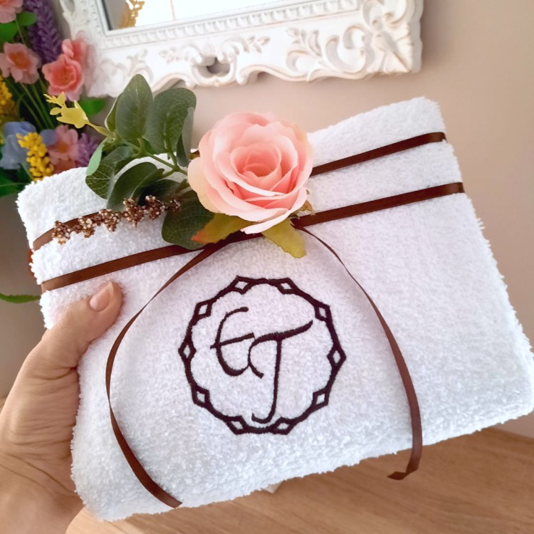 biały ręcznik z brązowym haftowanym monogramem haftyok.pl