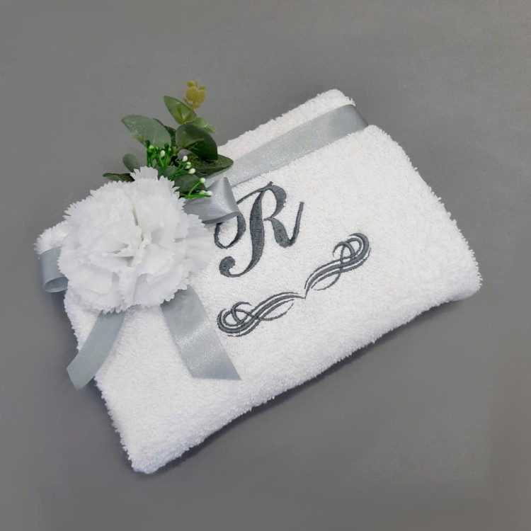 biały ręcznik z szarym monogramem na prezent haftyok.pl
