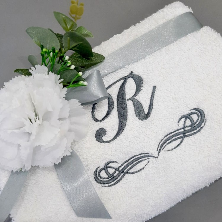 biały ręcznik z szarym monogramem na prezent haftyok.pl