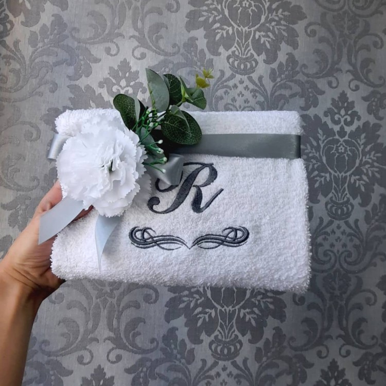biały ręcznik z szarym monogramem na prezent haftyok.pl