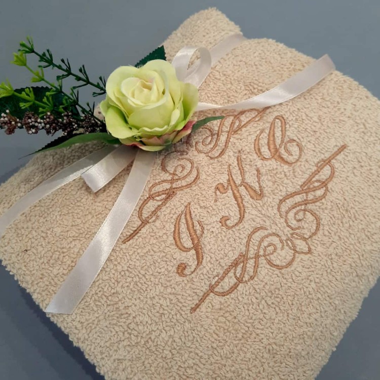 beżowy ręcznik z brązowym monogramem na prezent haftyok.pl