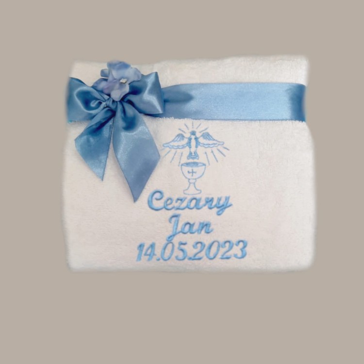 biały ręcznik dla dziecka z imieniem na chrzest haftyok.pl