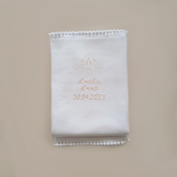 biały kocyk dla dziecka z kremowym haftem na prezent haftyok.pl