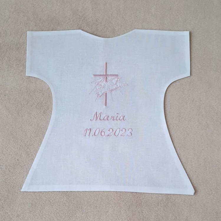 szatka do chrztu z haftem biała personalizowana z różowym haftem haftyok.pl