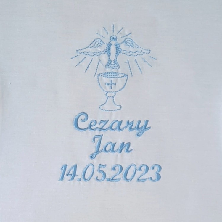 szatka do chrztu z haftem biała personalizowana z niebieskim 
haftem haftyok.pl
