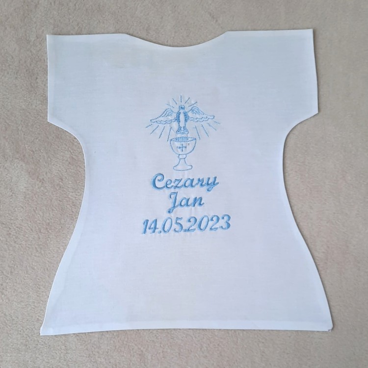 szatka do chrztu z haftem biała personalizowana z niebieskim 
haftem haftyok.pl