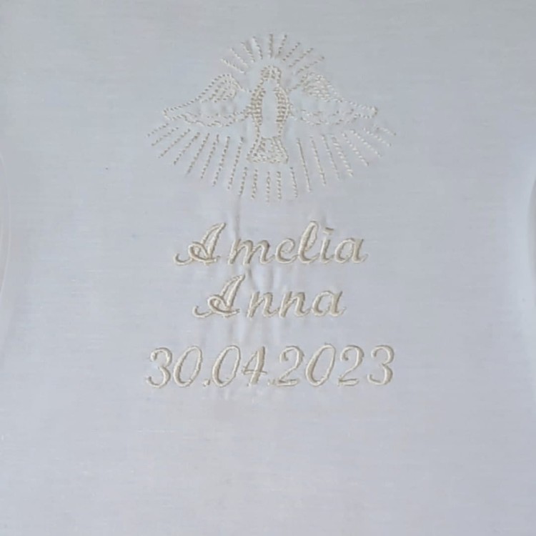 szatka do chrztu z haftem biała personalizowana z ecru
haftem haftyok.pl