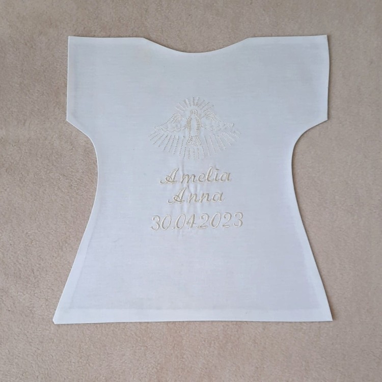 szatka do chrztu z haftem biała personalizowana z ecru
haftem haftyok.pl