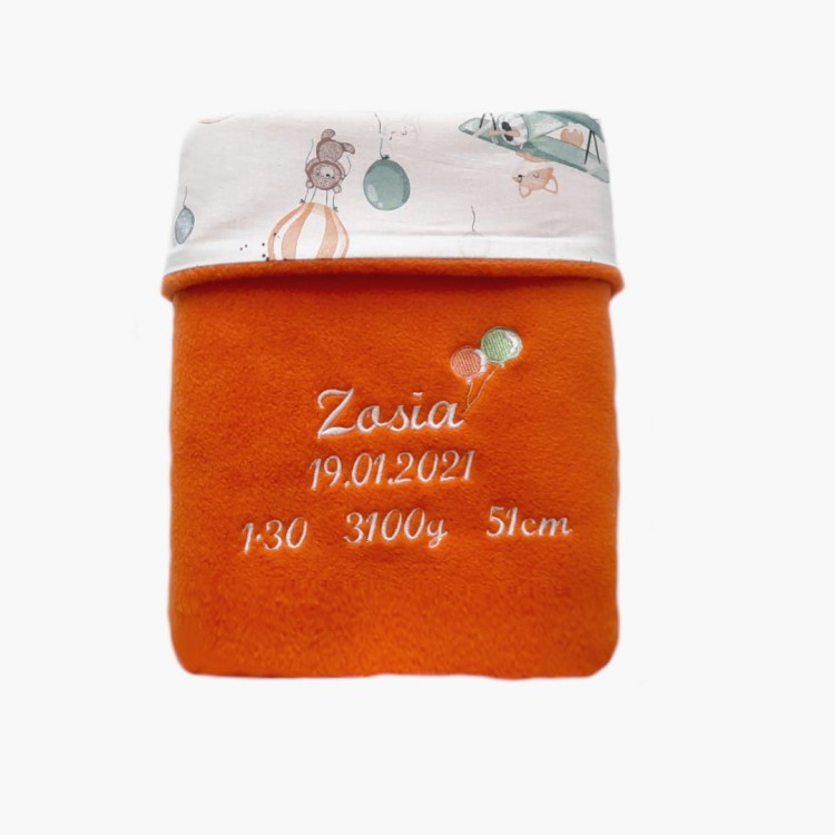 pomarańczowy kocyk dla dziewczynki z metryczka na prezent i haftowanymi balonami haftyok.pl