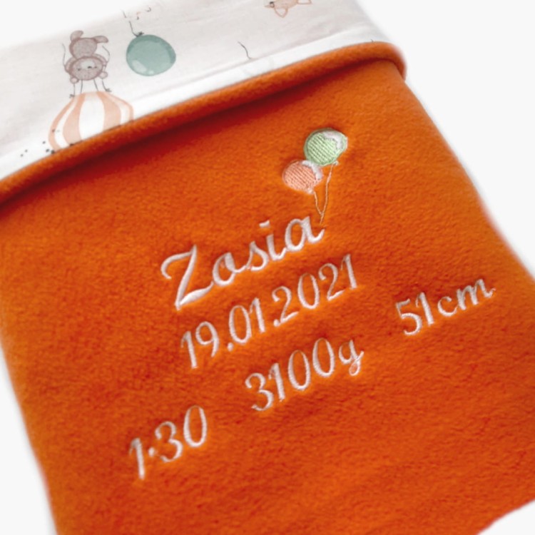 pomarańczowy kocyk dla dziewczynki z metryczka na prezent i haftowanymi balonami haftyok.pl