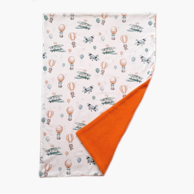 pomarańczowy kocyk dla dziewczynki z metryczka na prezent i haftowanymi balonami haftyok.pl