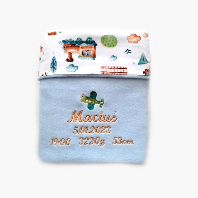 niebieski kocyk dla chłopca z metryczka i samolotem haftyok.pl