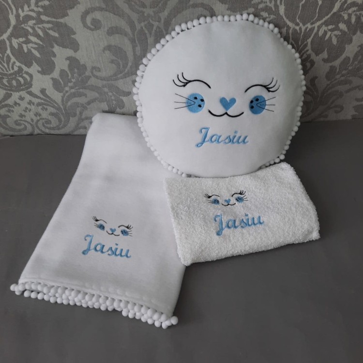 biały kocyk dla dziecka z imieniem pomponami i uśmiechniętym kotkiem haftyok.pl
