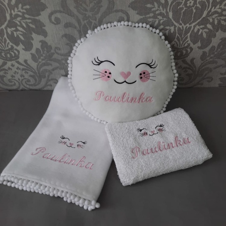 biały kocyk dla dziecka z imieniem pomponami i uśmiechniętym kotkiem haftyok.pl