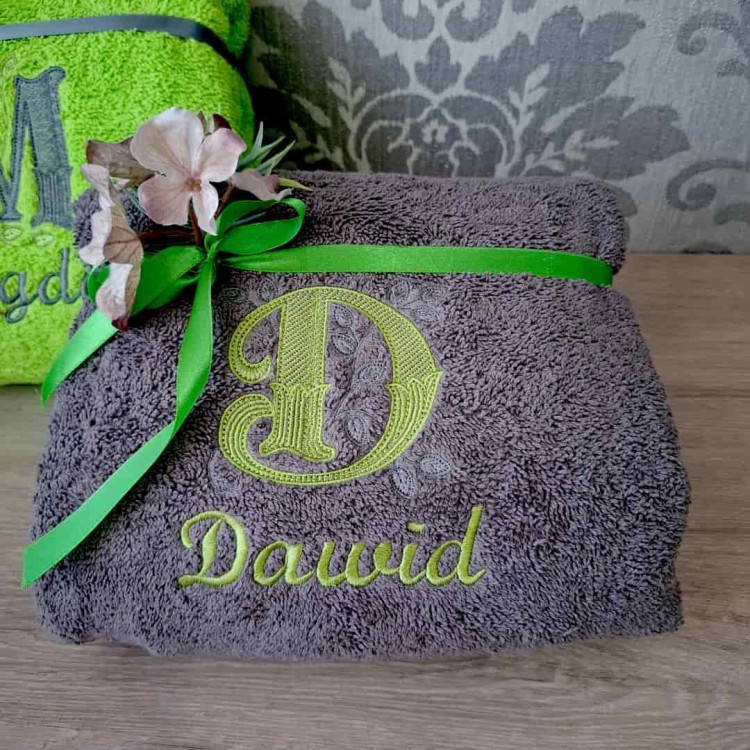 szary ręcznik na prezent z zielonym haftowanym imieniem