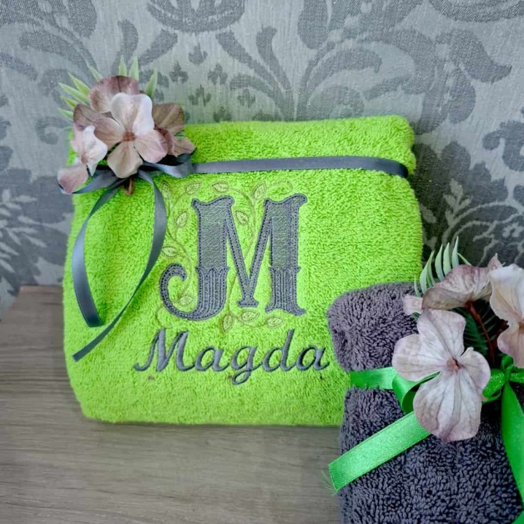limonkowy ręcznik z haftowanym imieniem i monogramem na szaro