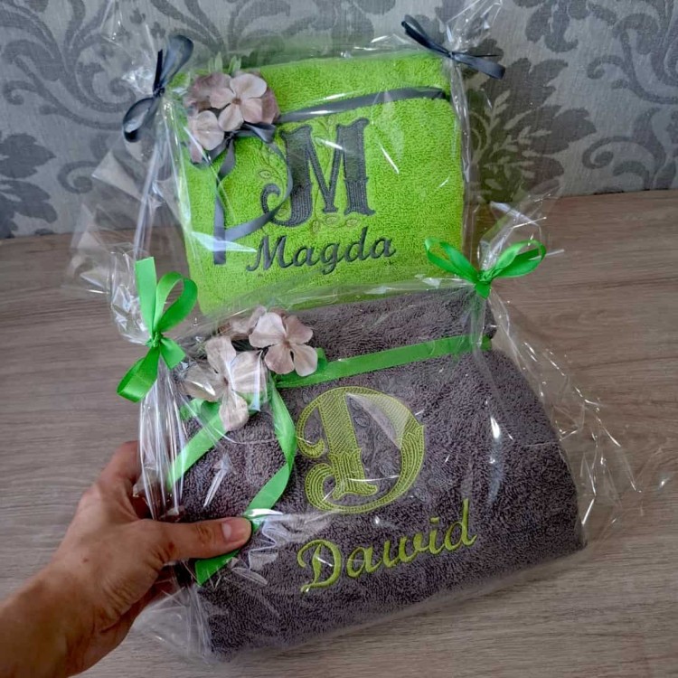 haftowany ręcznik na prezent z okazji urodzin