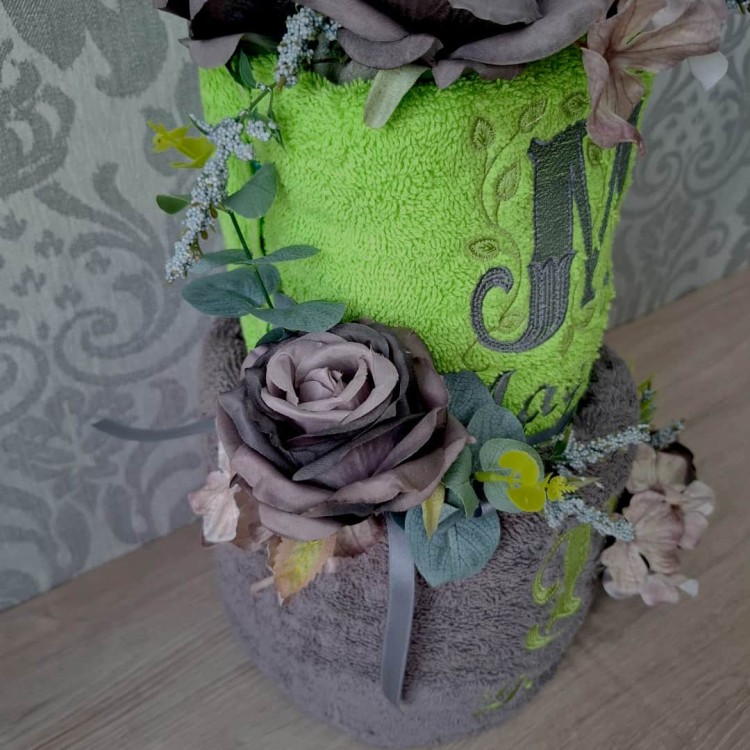 tort z ręczników i haftowanym monogramem