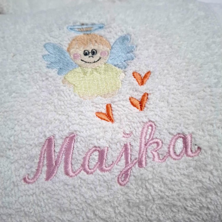 ręcznik biały z imieniem dziewczynki i motywem aniołka