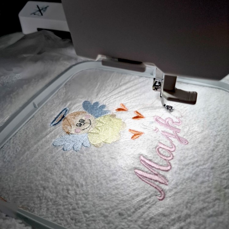 haftowany biały ręcznik dla dziecka