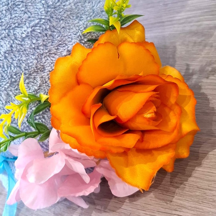 tort z ręczników na prezent