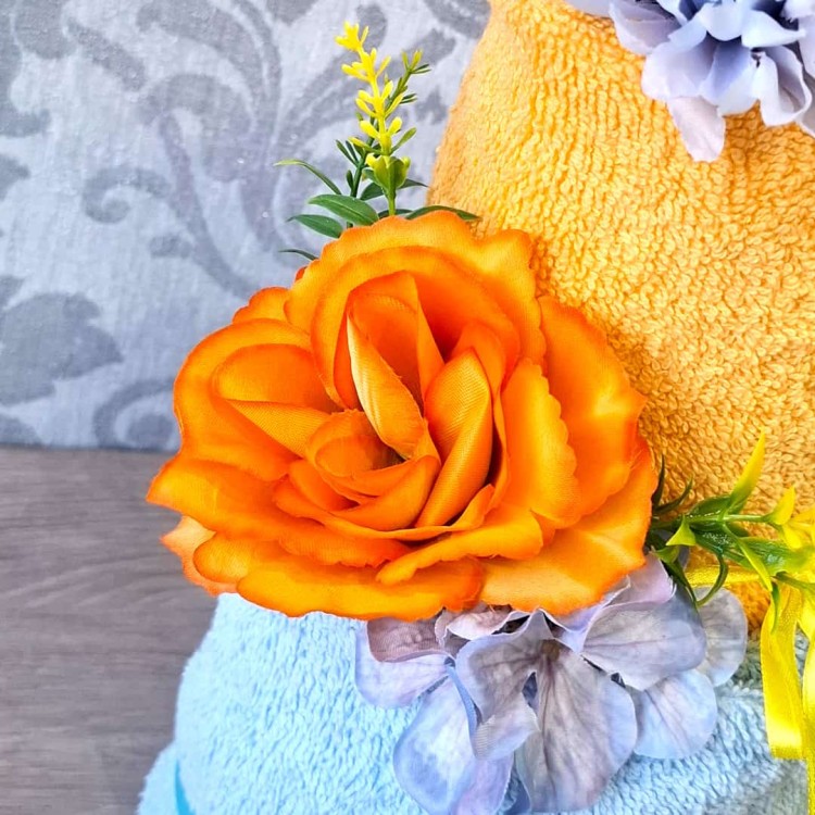 tort z ręczników na prezent