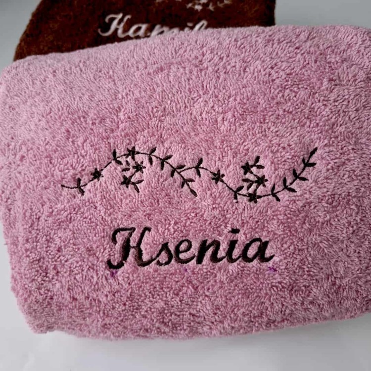 różowy ręcznik z imieniem na prezent