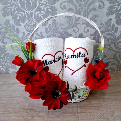 kosz prezentowy z ręcznikami, czerwone kwiaty