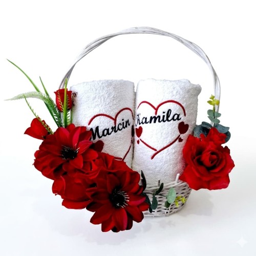 kosz prezentowy czerwone róże i białe ręczniki z haftem