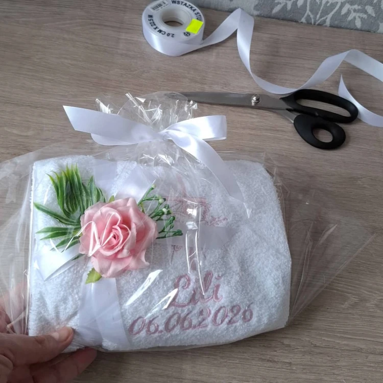 biały ręcznik z różowym haftem dla dziewczynki  Lili