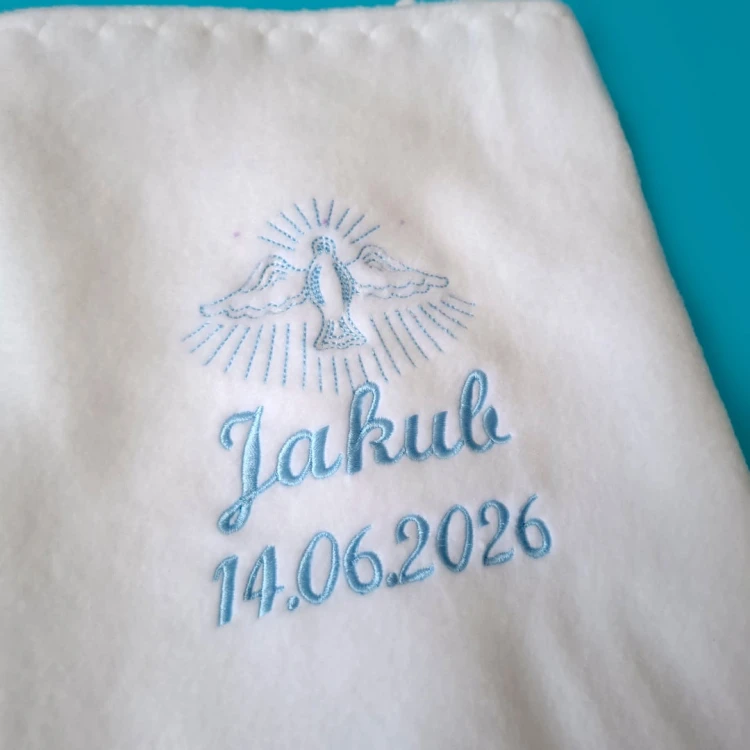 biały kocyk z niebieskim haftem na chrzest Jakub