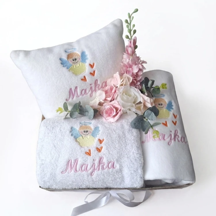 zestaw prezentowy dla dzieci personalizowany ręcznik, koc, poduszka