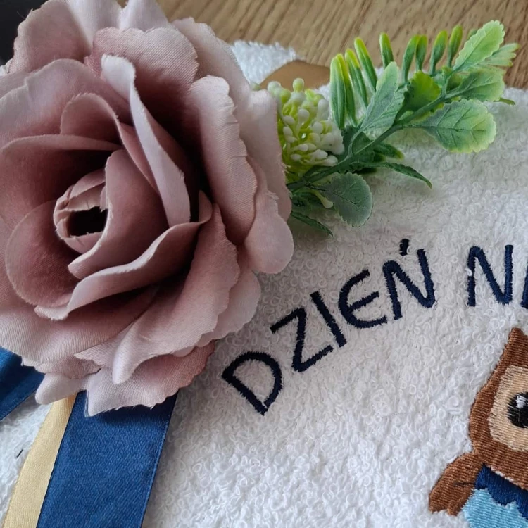 Personalizowany ręcznik dla nauczyciela z imieniem, dedykacją i haftem sowy na książkach prezent na Dzień Nauczyciela