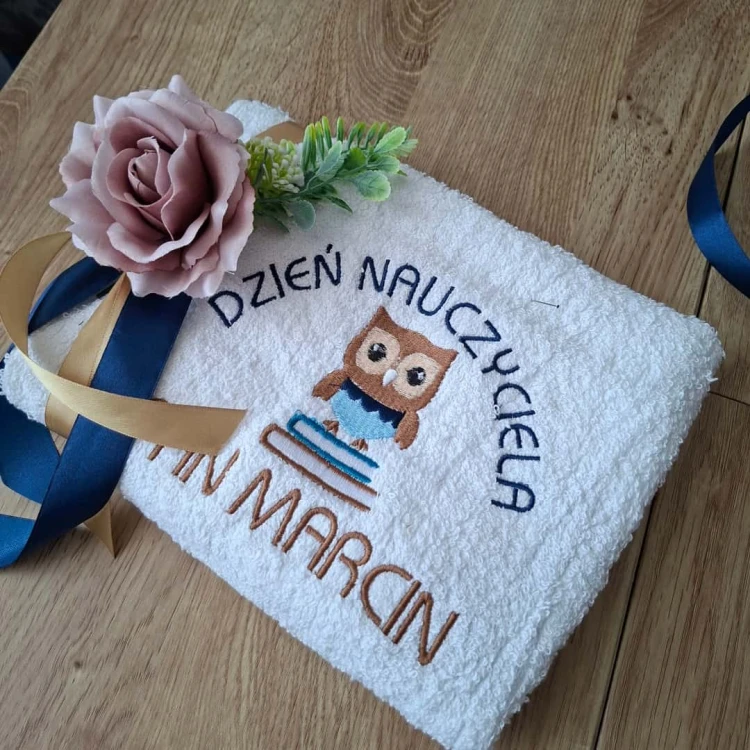 Personalizowany ręcznik dla nauczyciela z imieniem, dedykacją i haftem sowy na książkach prezent na Dzień Nauczyciela
