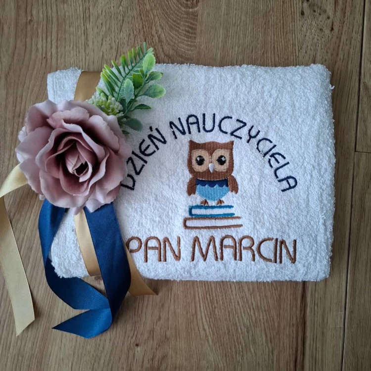 Personalizowany ręcznik dla nauczyciela z imieniem, dedykacją i haftem sowy na książkach prezent na Dzień Nauczyciela