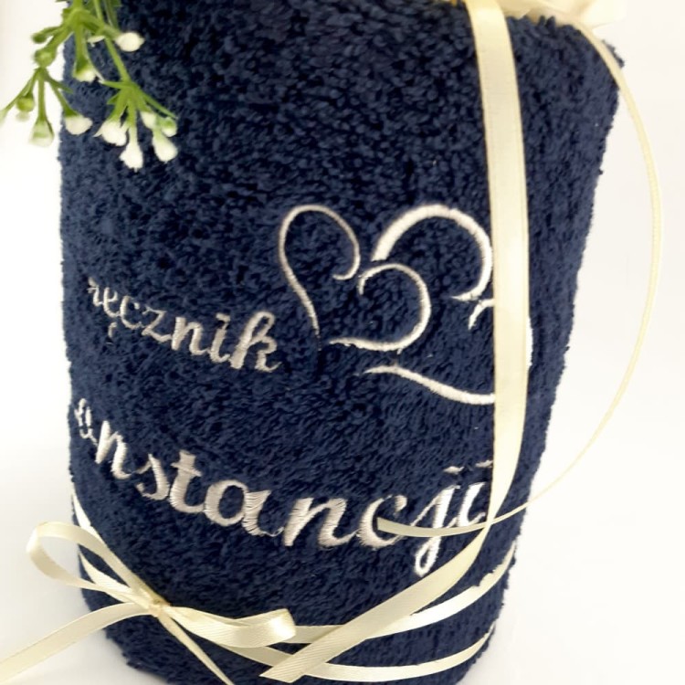 tort z ręcznika granatowy z haftem hafftyok.pl