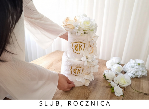 biały tort z haftowanych ręczników  na prezent ślubny